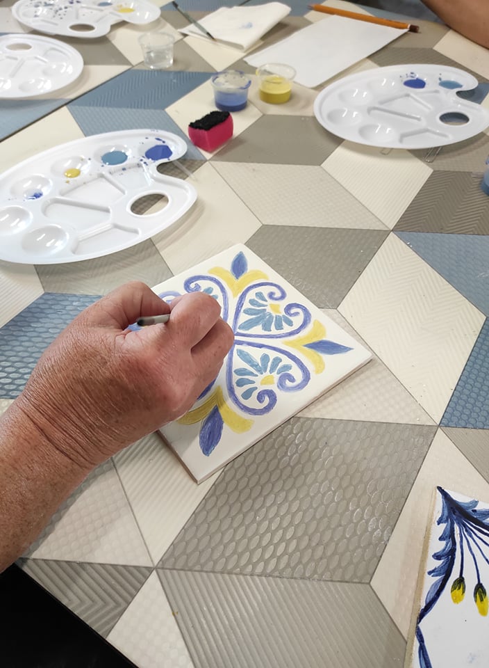 Zdjęcie: ręka malująca ceramiczne płytki Azulejo