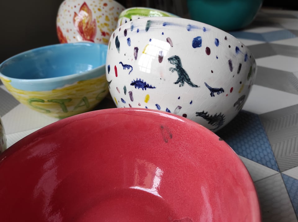 Zdjęcie: pomalowane ceramiczne kubki i miseczki