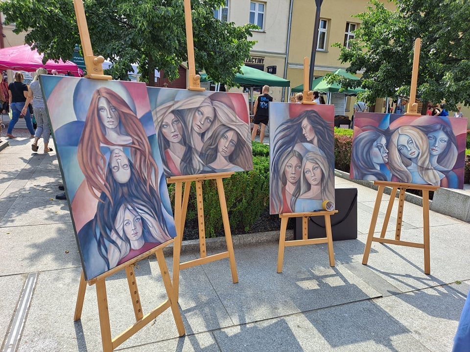 Zdjęcie: wystawa czterech obrazów umieszczonych na sztalugach na ryneczku Psiego Pola