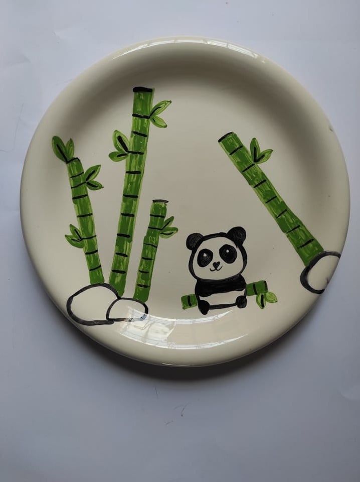 Zdjęcie: ceramiczny poszkliwiony talerz z rysunkiem małej pandy