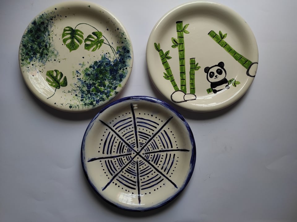 Zdjęcie: trzy ceramiczne talerze leżące obok siebie na jednym zdjęciu