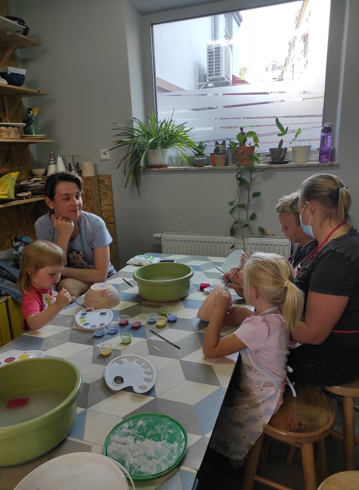 Pracownia ceramiki: dzieci i rodzice podczas warsztatów