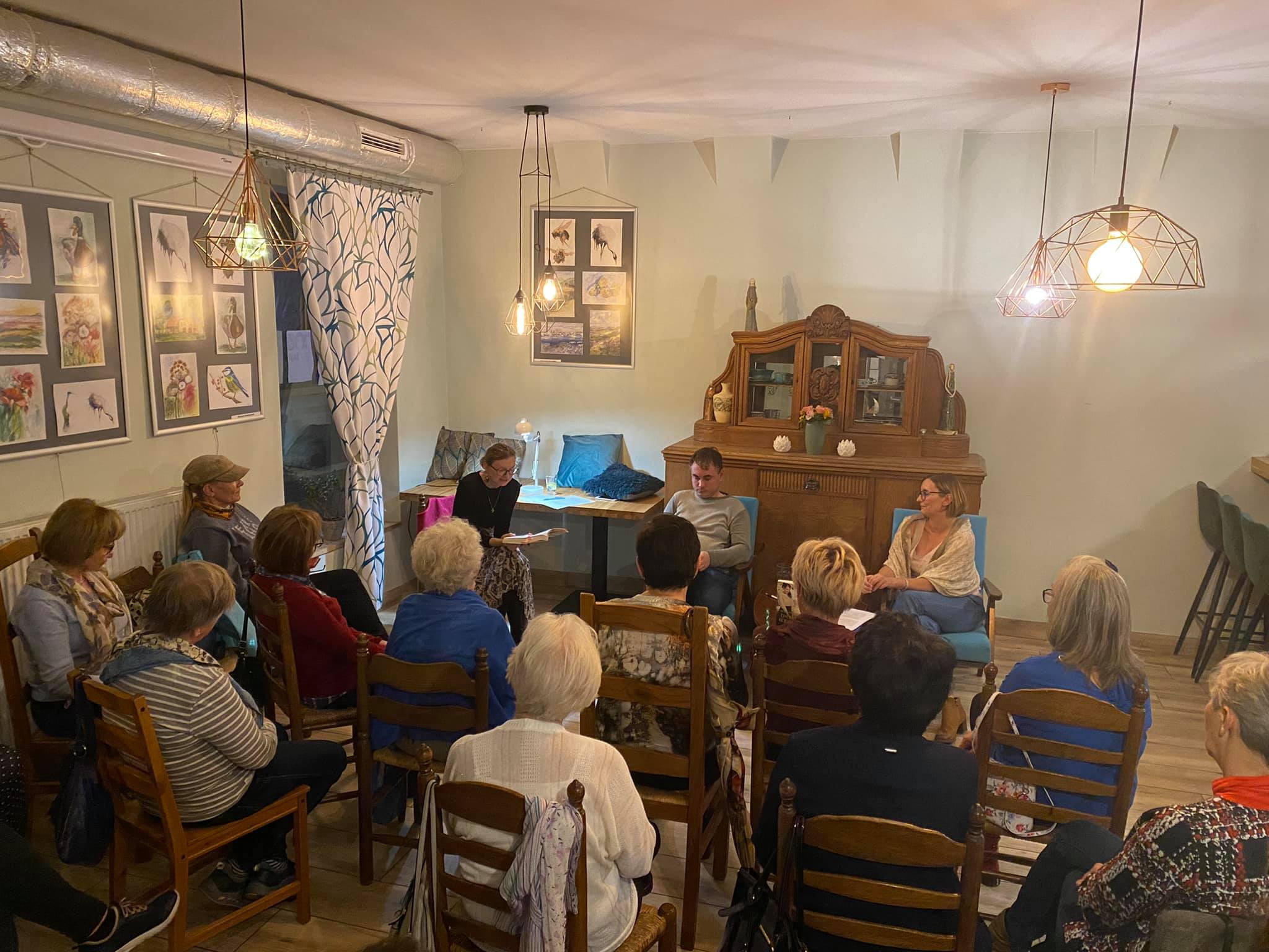 Zdjęcie: sala Starej Piekarni. Publiczność słucha fragmentów książki i rozmowy z Moniką Kowalską