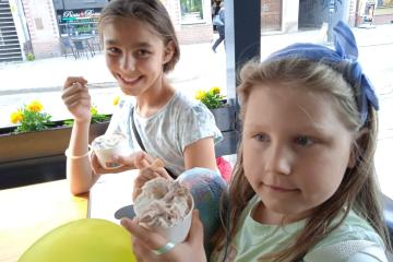 Dziewczynki jedzą lody 