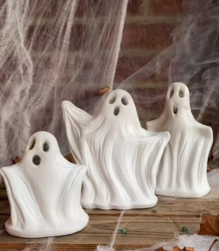 Fotografia: Trzy ceramiczne białe figurki w kształcie duszków