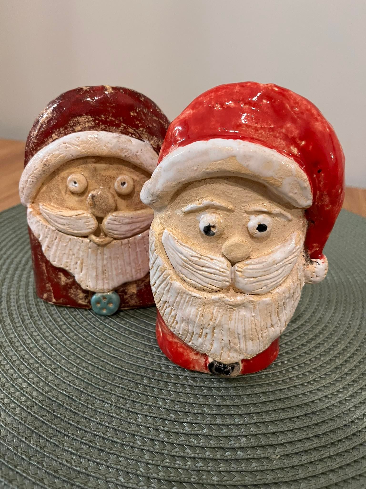 Ceramiczne figurki w formie św. Mikołaja.