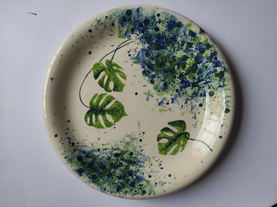 Zdjęcie: ceramiczny, poszkliwiony talerz w kwieciste wzory