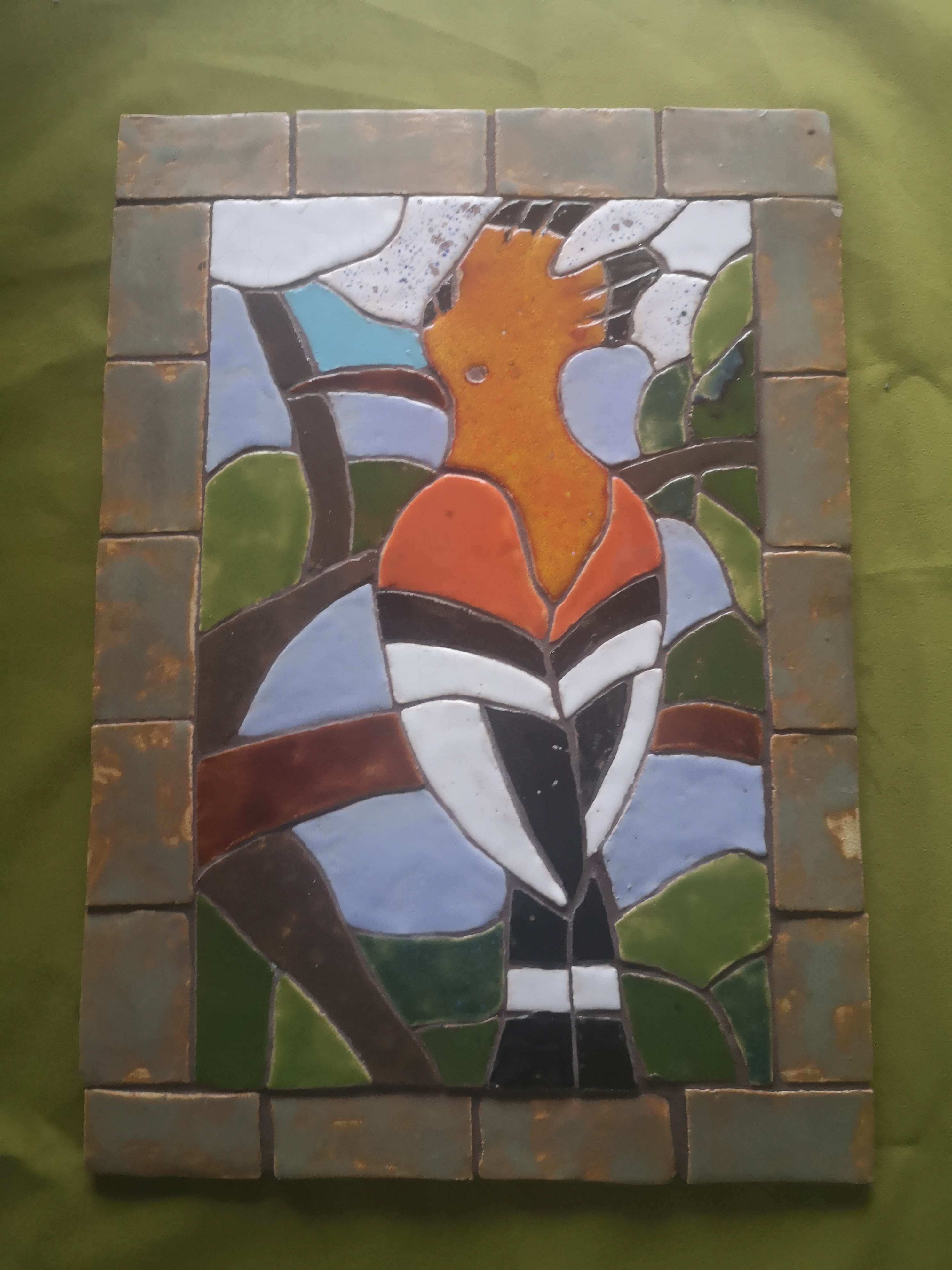 Mozaika: ceramiczny ptak na gałęzi