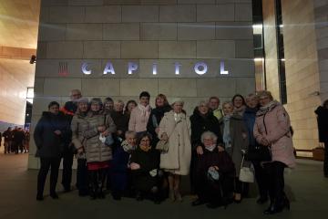 uczastnicy wyjścia pozują do zdjęcia przed Teatrem Capitol we Wrocławiu
