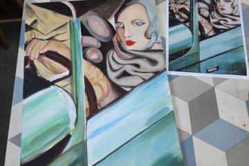 zdjęcie przedstawia obraz namalowany na zajęciach plastycznych, obraz przedstawia kobietę siedzącą w samochodzie