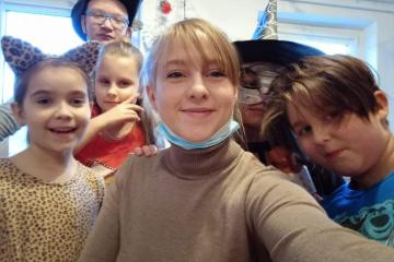 Wychowawczyni z dziećmi - selfie 