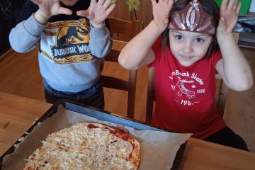 Dzieci z pizzą, którą sami przygotowali. 