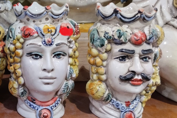 Fotografia przedstawia sycylijskie donice w kształcie głowy kobiety i mężczyzny