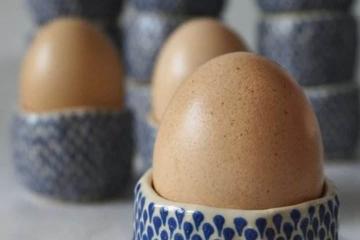 jajko w skorupce z ceramiczną podstawką