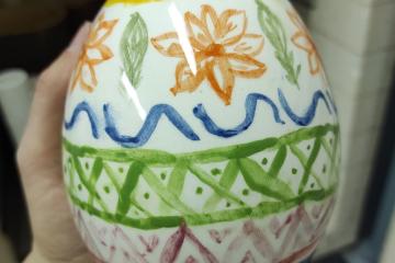 Gotowe ceramiczne jajo pomalowane farbkami